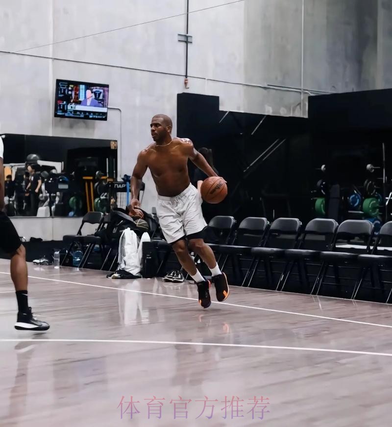 还有油!克里斯-保罗晒出在训练中自抛自扣的视频 还有油!克里斯-保罗晒出在训练中自抛自扣的视频